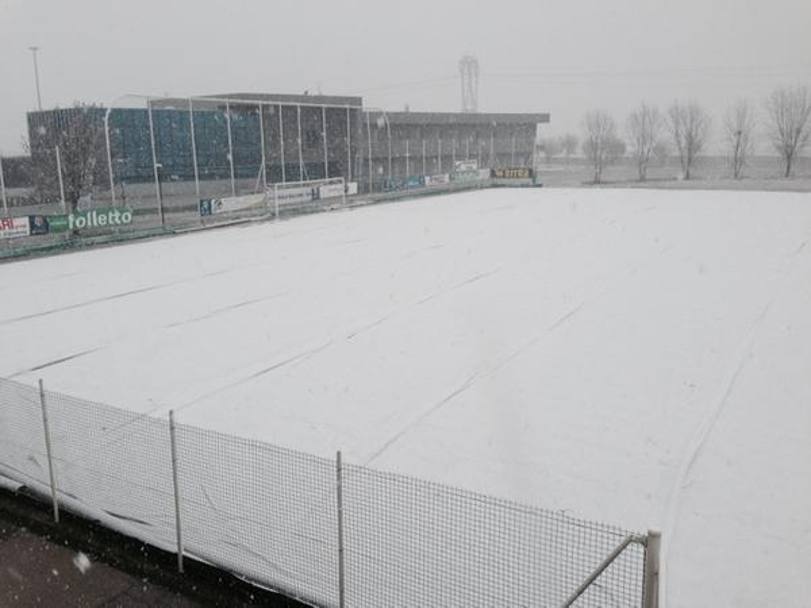 Il campo di gioco di Collecchio, completamente ricoperto di neve
